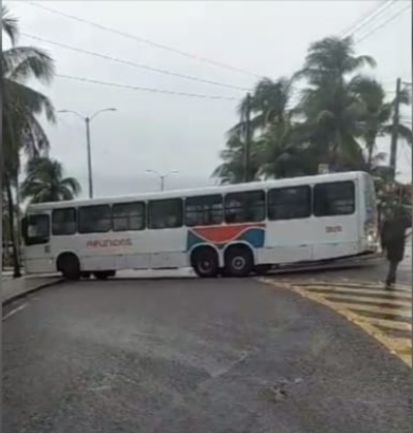 VÍDEO: Ônibus fica atravessado no meio da avenida e interdita trânsito em Natal