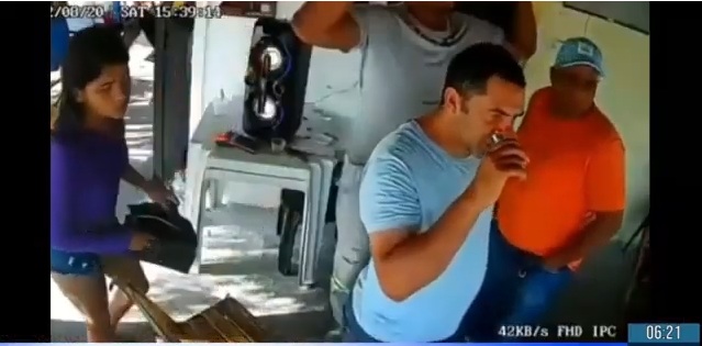 VÍDEO: Homem continua tomando cerveja enquanto bandidos tocam terror em arrastão em barzinho do RN