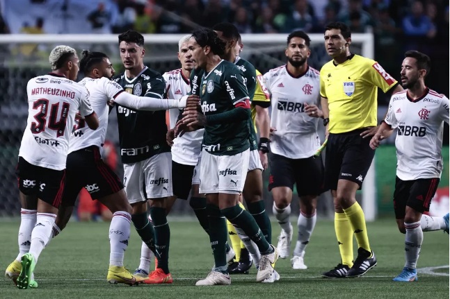 Palmeiras x Flamengo foi reiniciado antes de checagem de pênalti pelo VAR: "Agora já foi"