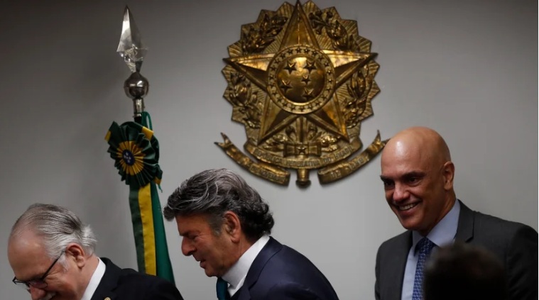 Quase 2 mil advogados assinam petição contra "escalada autoritária" de Moraes