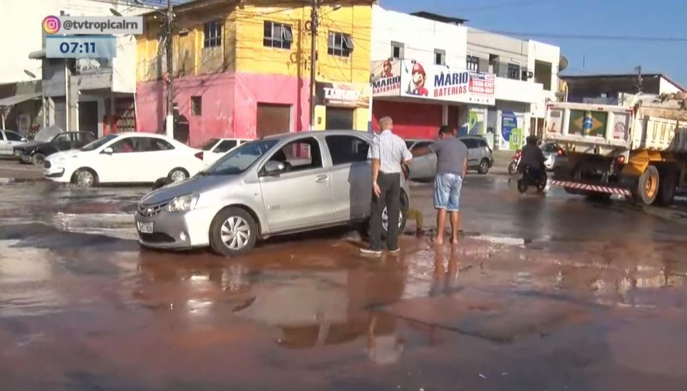 Carro cai em cratera aberta em cruzamento de ruas em Natal