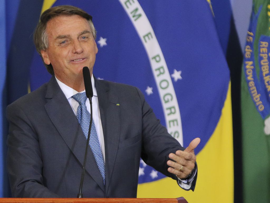 Bolsonaro ironiza entrevista no JN com foto ligando Lula ao PCC