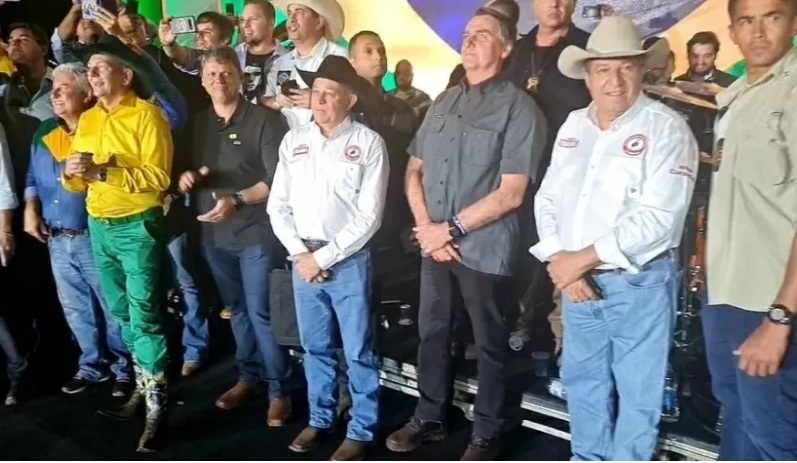 VÍDEO: Presidente é ovacionado no rodeio de Barretos; público canta "Sou Bolsonaro com muito orgulho e muito amor"