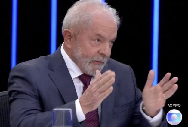 VÍDEO: Lula é flagrado supostamente recebendo respostas prontas durante entrevista ao JN