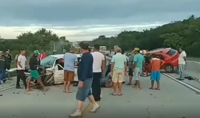 Cinco pessoas ficam gravemente feridas após carros baterem de frente na BR-304, na Grande Natal