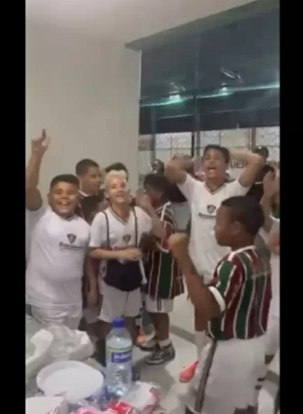 Fluminense rescinde com escolinha franqueada que viralizou após crianças cantarem música do Flamengo