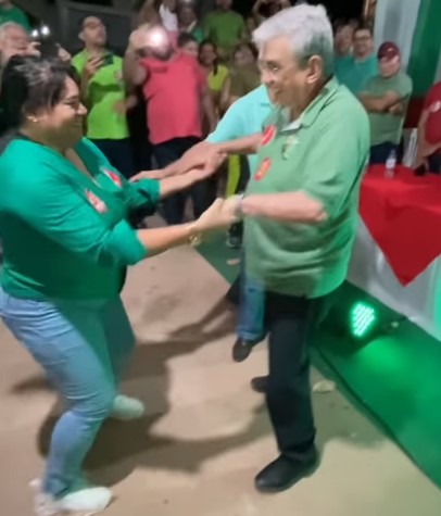 VÍDEO: O aperreio de Garibaldi com a dancinha da eleitora animada