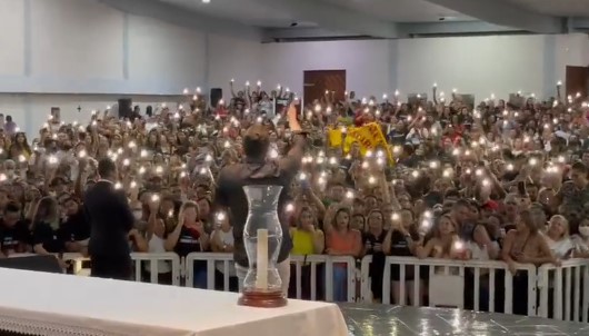 VÍDEO: Multidão comparece para o show de Geraldinho Correia e Débora Araújo na Catedral Metropolitana de Natal