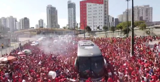 VÍDEOS: Torcida do América-RN faz recepção ao time de arrepiar antes de decisão na Arena; ASSISTA