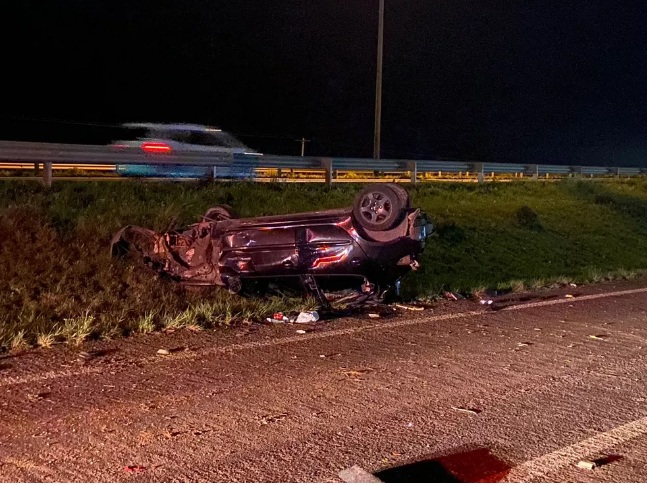 Passageira sobrevive a capotamento, sai do carro e morre atropelada