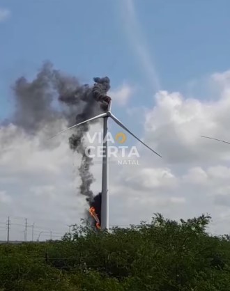 VÍDEO: Torre de energia eólica pega fogo em município do RN