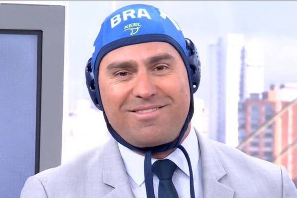 Rodrigo Bocardi vira meme após aparecer com touca de polo aquático na Globo