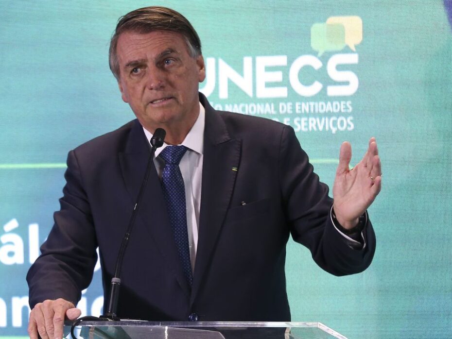 Bolsonaro diz que reajustará salário de servidores em 2023