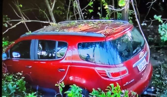 Carro invade calçadão de Ponta Negra e cai em área militar no Parque das Dunas