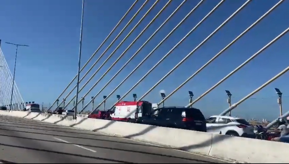 VÍDEO: Acidente na ponte Newton Navarro trava trânsito e motoristas tentam escapar pela contramão