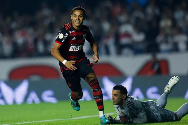 Flamengo encaminha venda de Lázaro a clube espanhol por 7 milhões de euros
