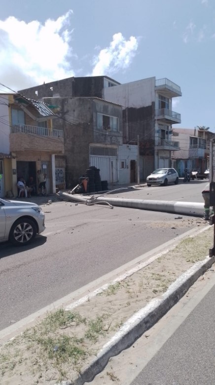 Veículo derruba poste após grave acidente e rua movimentada fica interditada em Natal