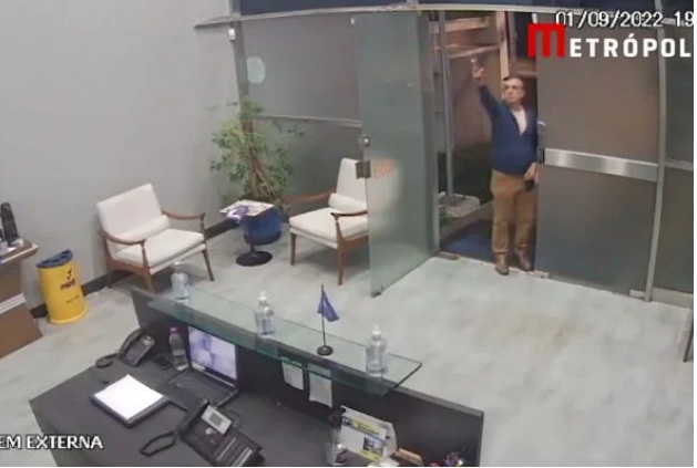 VÍDEO: Deputado atira dentro de diretório do partido; ASSISTA