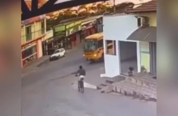 VÍDEO: Adolescente morre ao descer ladeira de bike e cair sob ônibus