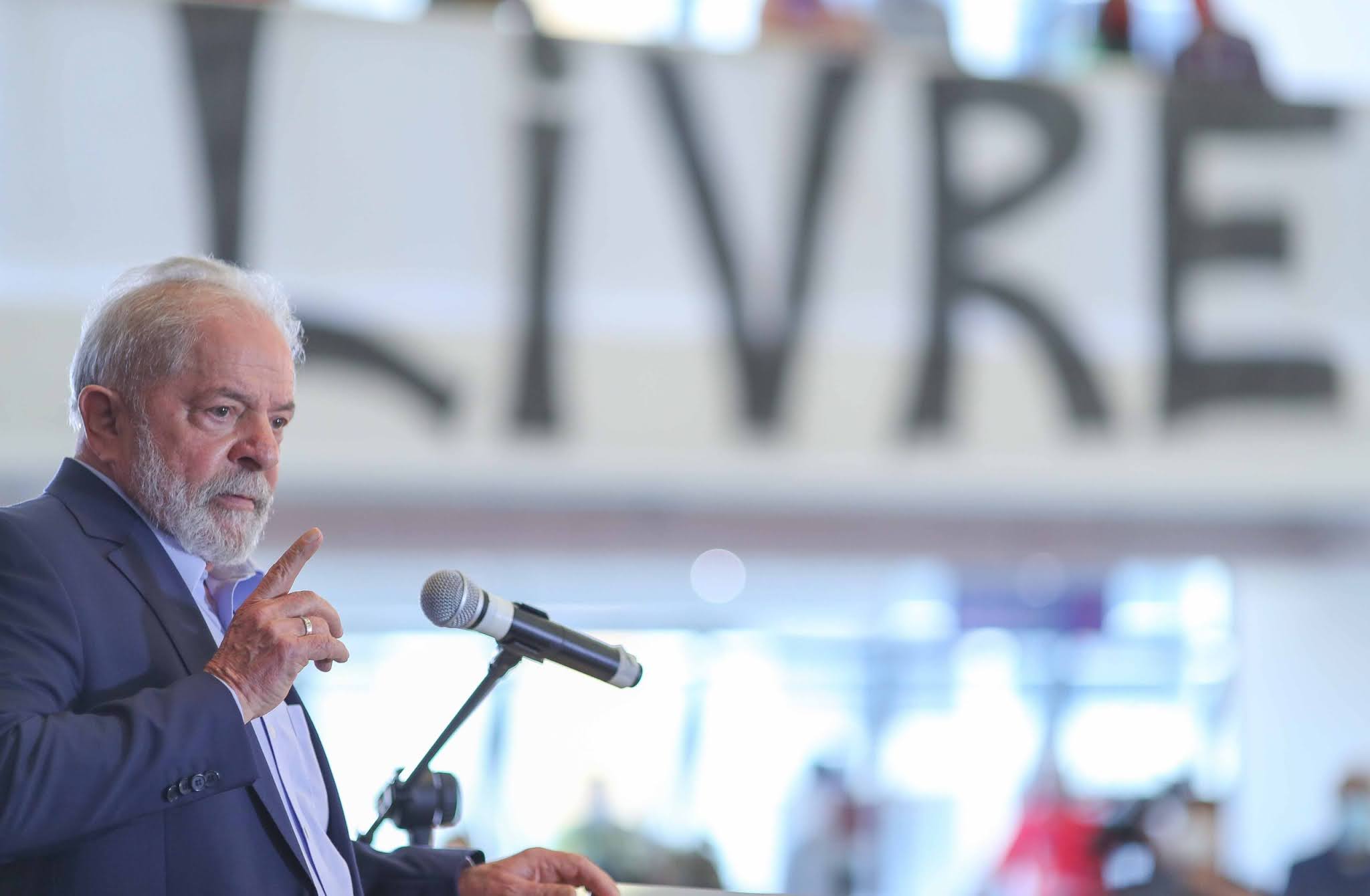 VÍDEO: “Essa babaquice de que tudo tem que ser verde-amarelo”, diz Lula sobre mudanças nos programas do Governo
