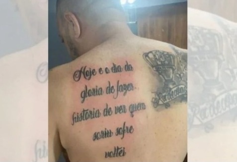 Torcedor de gigante do futebol brasileiro tatua hino e erros de português viralizam