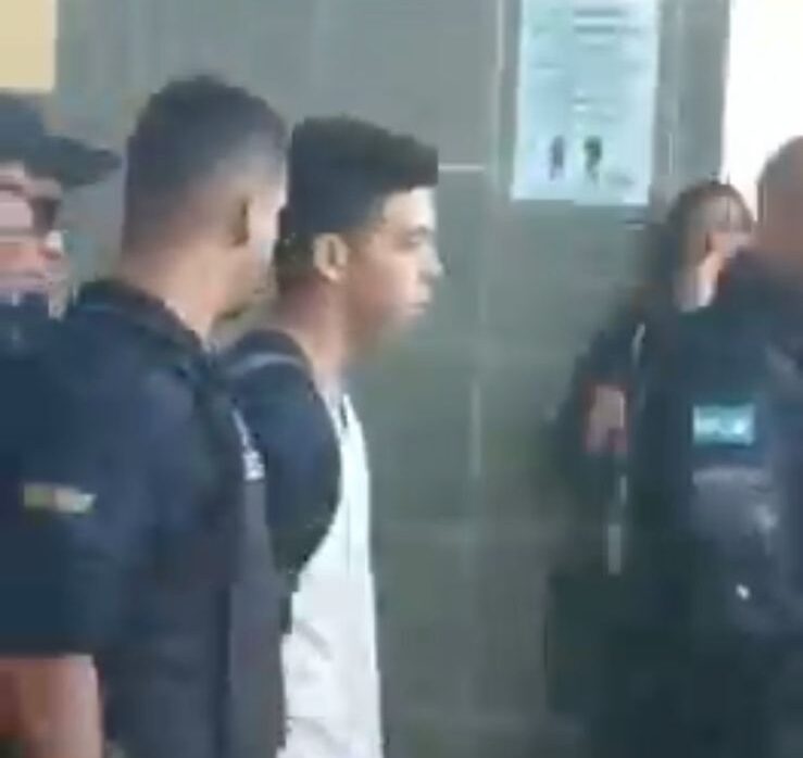 VÍDEO: Adolescente precisa de escolta para deixar CEEP após ser acusado de assédio por colegas de turma