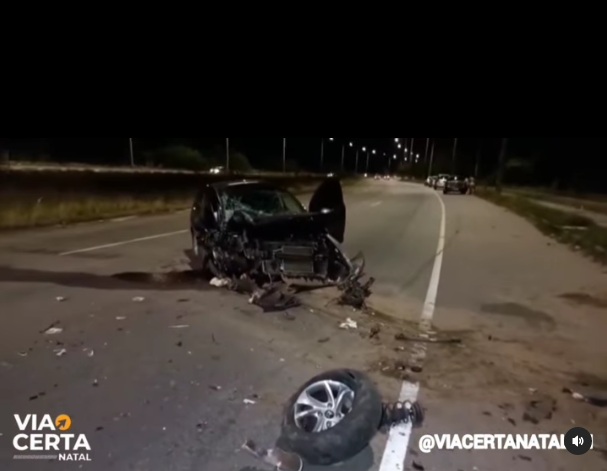 Motorista perde controle de veículo e bate em poste em avenida na Grande Natal