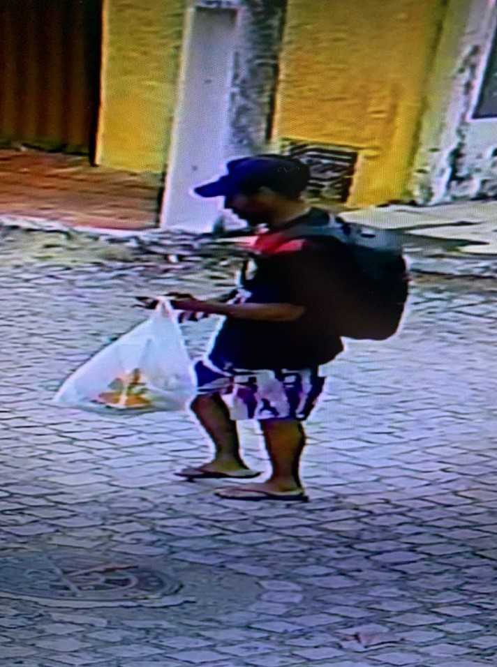 [IMAGENS] Impunidade: Homem é flagrado arrombando posto da Polícia Militar em Natal