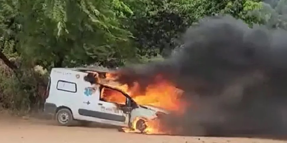 VÍDEO: Incêndio destrói ambulância na BR-304, no interior do RN