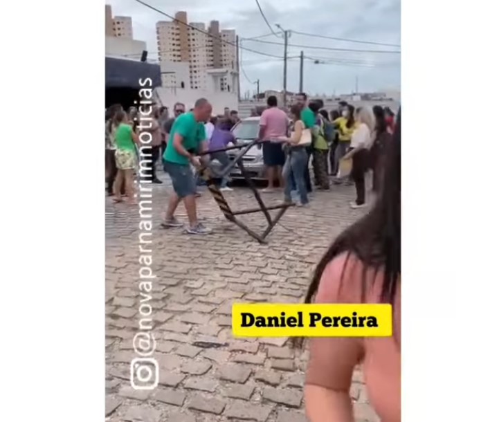 VÍDEO: Motorista causa confusão ao tentar passar com carro no meio de desfile de 7 de setembro na Grande Natal