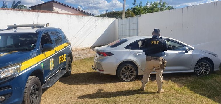 PRF prende homem foragido por estupro e mais três pessoas, apreende arma de fogo e recupera veículo roubado no RN