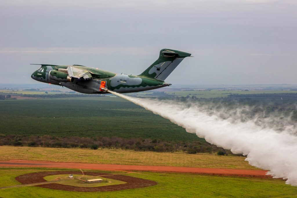 (Vídeo) Embraer testa C-390 configurado para combate a incêndio