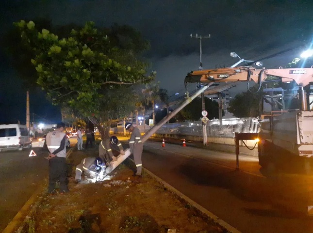 Poste cai após acidente e avenida é parcialmente interditada em Natal