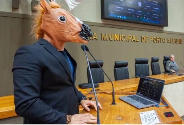 VÍDEO: Vereador do PT imita burro em protesto contra rua com nome de Olavo de Carvalho
