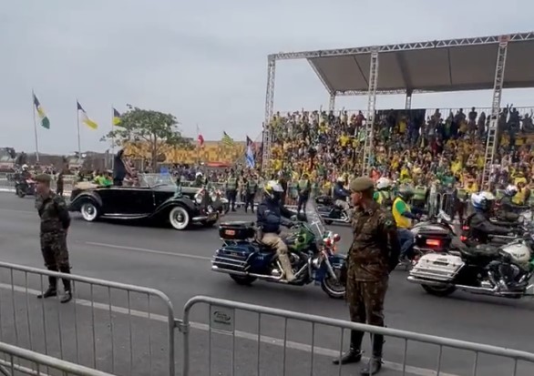 VÍDEO: Bolsonaro é ovacionado ao chegar para desfile militar em Brasília; ASSISTA