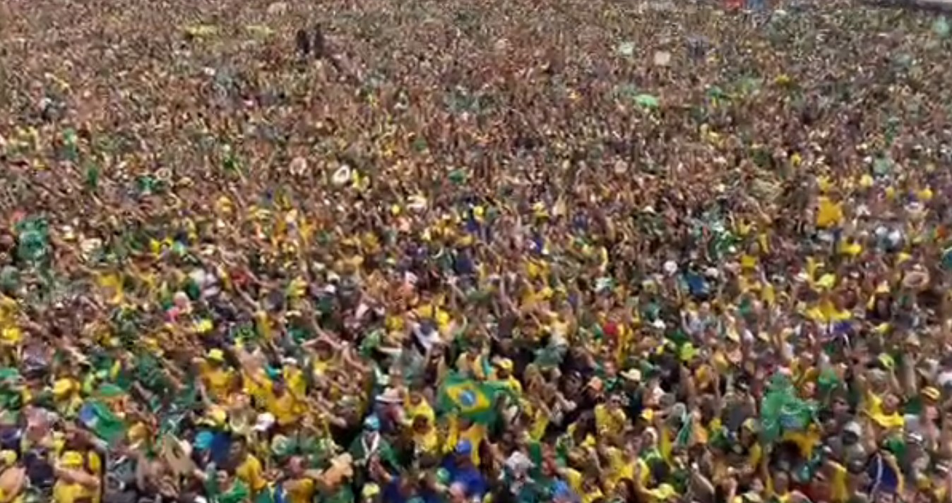 VÍDEO: Multidão de verde e amarelo reza pai nosso antes de discurso de Bolsonaro em Brasília; ASSISTA