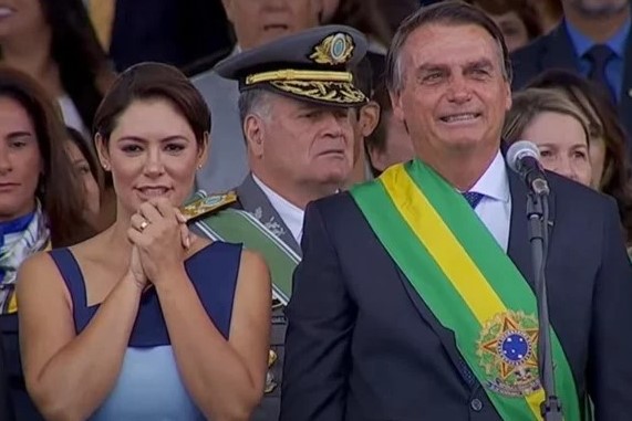 (VÍDEO) Michelle Bolsonaro, no 7 de Setembro: 'Nossa bandeira jamais será vermelha'