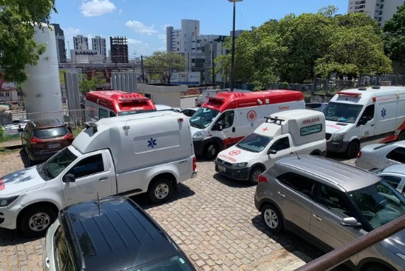 Com pacientes em macas à espera de leitos, ambulâncias do Samu ficam retidas no Hospital Walfredo Gurgel em Natal