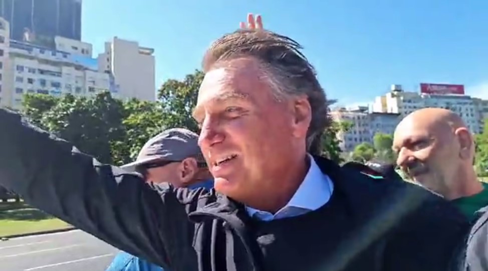 Morador de rua armado com faca é preso após tentar se aproximar de Bolsonaro no RJ