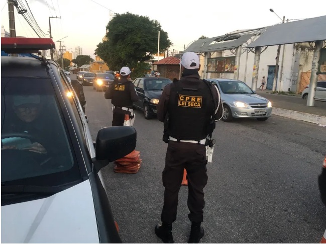 Dois motoristas são presos após serem flagrados dirigindo bêbados durante feriado em Natal