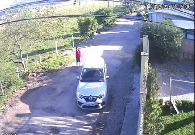 VÍDEO: Pai deixa filho pra trás, chega sozinho em escola e viraliza; ASSISTA