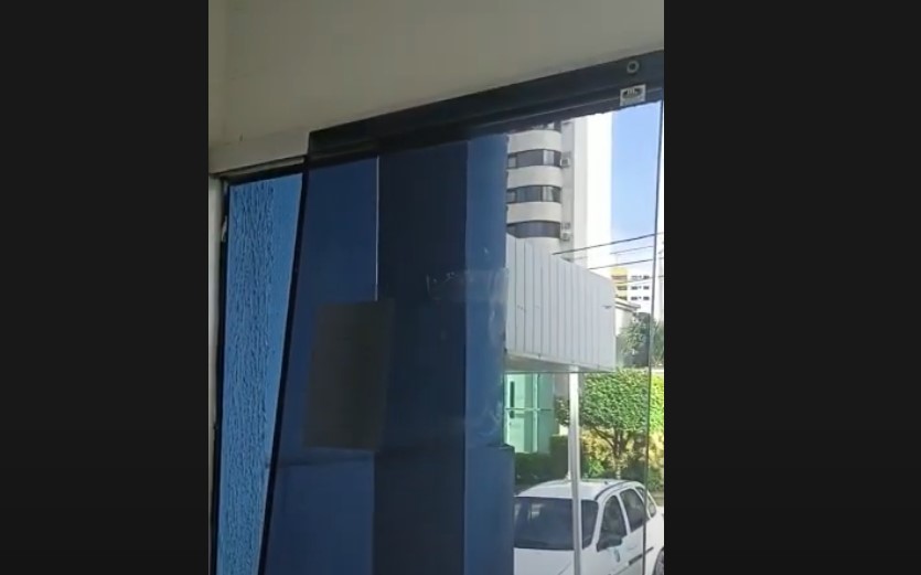 VÍDEO: Porta de vidro quebrada em maternidade deixa trabalhadores revoltados em Natal