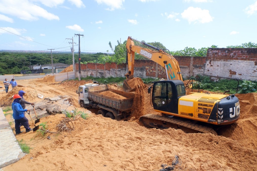 Obras de reconstrução de rua atingida pelas fortes chuvas em Natal estão em andamento