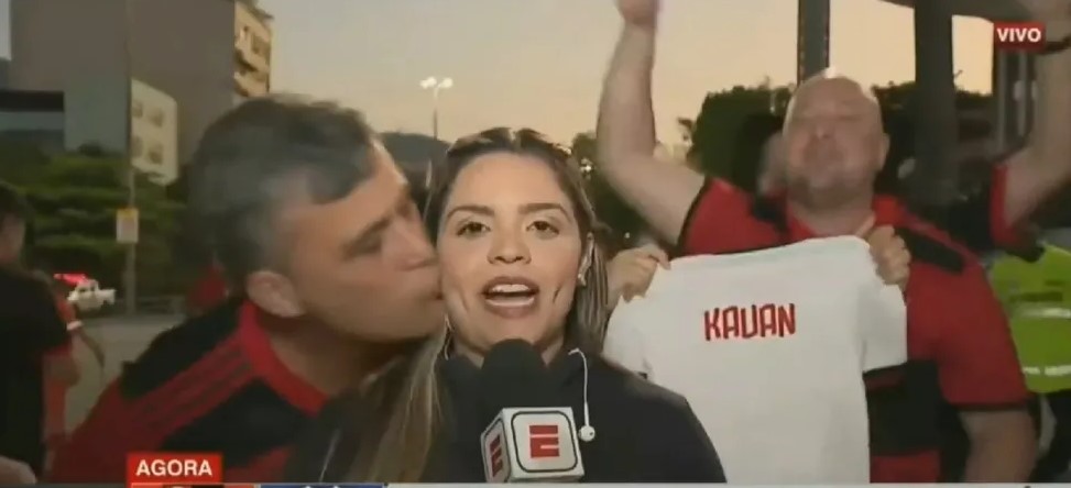 Repórter vítima de assédio se manifesta: "Não foi (só um beijinho)"