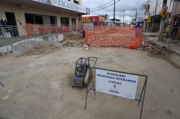 Bairros da região Oeste de Natal recebem ações de infraestrutura nesta quinta-feira