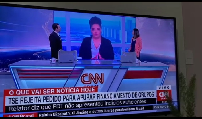 VÍDEO: Na tentativa de detonar Bolsonaro, jornalista da CNN troca a frase da bandeira pela da Independência