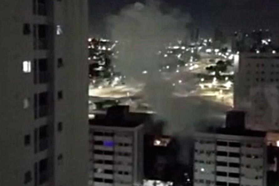 VÍDEO: Grupo faz queima de fogos na madrugada próximo a hotel onde está hospedado elenco do Vitória