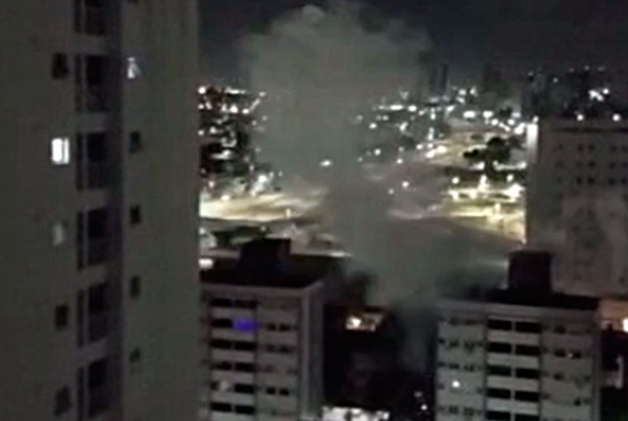 VÍDEO: Grupo faz queima de fogos na madrugada próximo a hotel onde está hospedado elenco do Vitória
