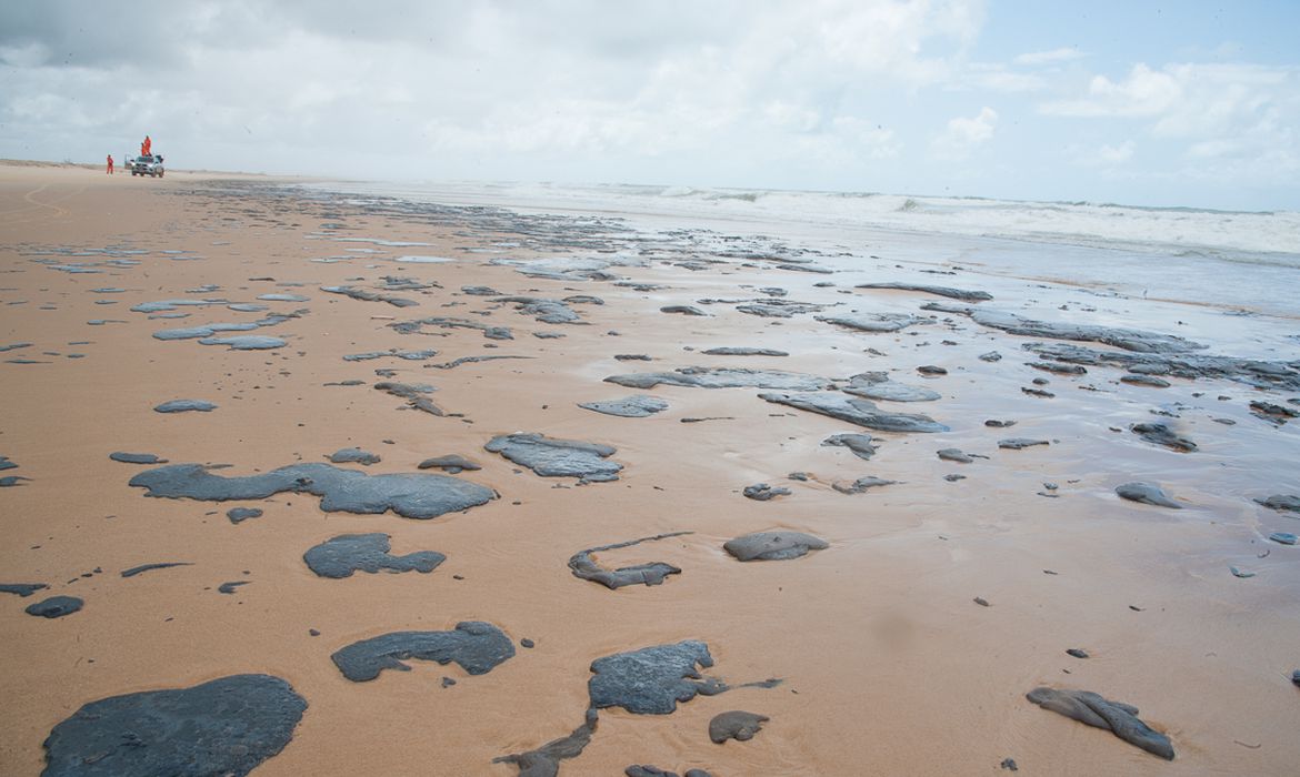 Marinha revela causa de nova aparição de óleo em praias do Nordeste; confira o motivo