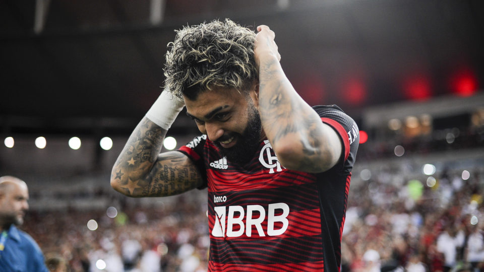 Marco no futebol: craque do Flamengo é o jogador mais expulso do país